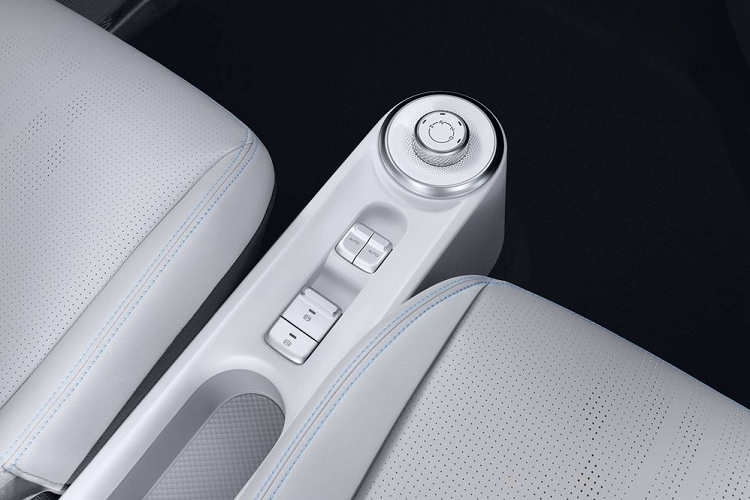 Bên trong Wuling Air ev 2022 còn có một số hộc chứa đồ tiện dụng như dưới mặt táp-lô, giữa 2 ghế trước và trên cửa. Đặc biệt, ở 2 góc của mặt táp-lô sẽ có ngăn đựng cốc, được đặt trước cửa gió điều hòa để làm mát đồ uống.