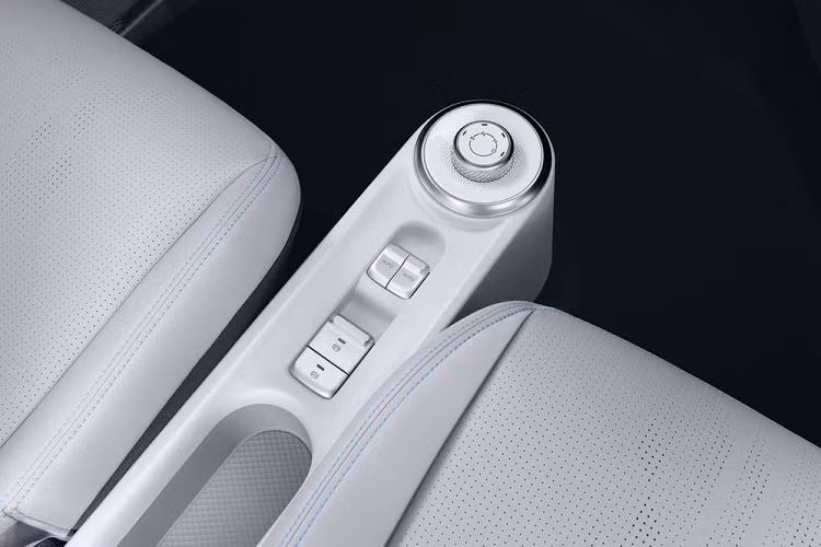 Bên trong Wuling Air ev 2022 còn có một số hộc chứa đồ tiện dụng như dưới mặt táp-lô, giữa 2 ghế trước và trên cửa. Đặc biệt, ở 2 góc của mặt táp-lô sẽ có ngăn đựng cốc, được đặt trước cửa gió điều hòa để làm mát đồ uống.