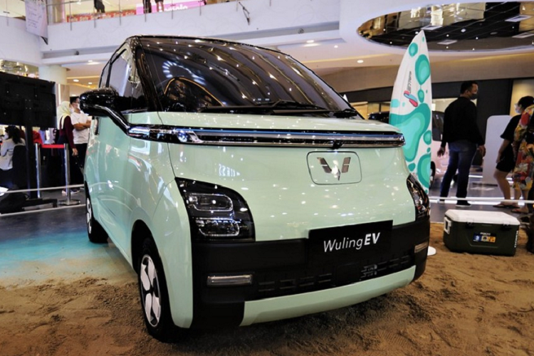 Vào hồi tháng 6 năm nay, thương hiệu ôtô Trung Quốc Wuling đã giới thiệu mẫu xe điện giá rẻ mang tên EV ở thị trường Indonesia. Sau 1 tháng, Wuling Air ev 2022 mới đã được công bố bán bắt đầu mở cọc dành cho mẫu xe này ở Indonesia.