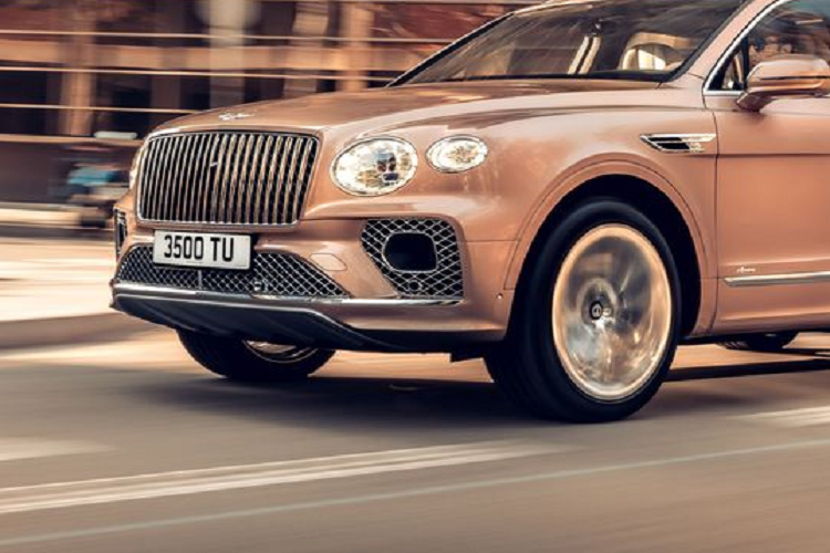 Bentayga EWB được trang bị động cơ tăng áp kép V8 4.0L sản sinh công suất 542 mã lực và mô-men xoắn cực đại 770 Nm, giúp xe tăng tốc từ 0 - 100 km/h chỉ trong 4,6 giây, trước khi cán tốc độ tối đa 290 km/h.