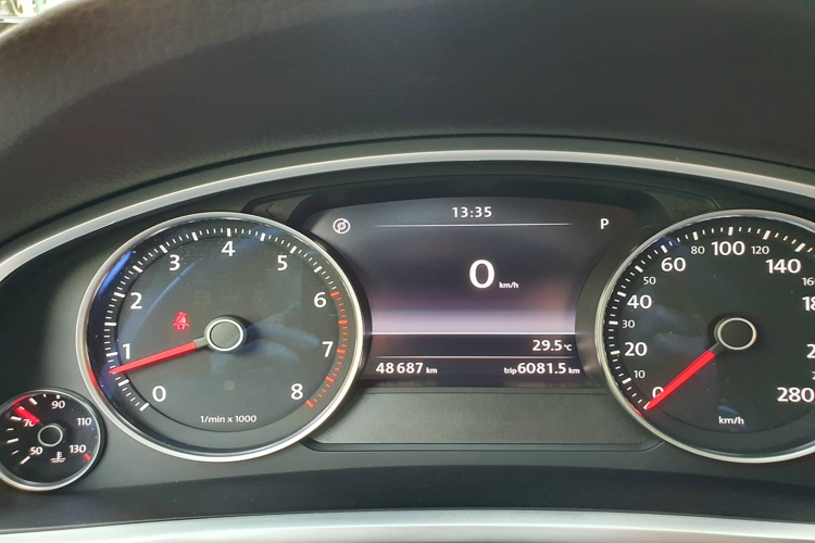 Nội thất của Volkwagen Touareg mặc dù không hiện đại và ngập tràn màn hình như những mẫu xe ngày nay. Nhưng trang bị tiện nghi của Touareg khá đầy đủ như nội thất bọc da cao cấp, ốp gỗ trang trí nội thất. Ghế ngồi được bọc da, thiết kế lớn, ghế trước chỉnh điện và nhớ vị trí ghế. Vô lăng 3 chấu tích hợp nhiều nút bấm. Hệ thống giải trí với màn hình kích thước lớn kết nối đa phương tiện, dàn âm thanh cao cấp, điều hoà tự động, cốp đóng mở điện.