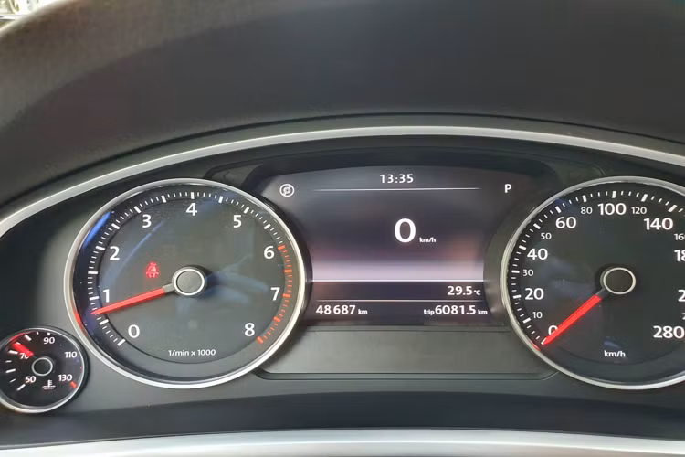 Nội thất của Volkwagen Touareg mặc dù không hiện đại và ngập tràn màn hình như những mẫu xe ngày nay. Nhưng trang bị tiện nghi của Touareg khá đầy đủ như nội thất bọc da cao cấp, ốp gỗ trang trí nội thất. Ghế ngồi được bọc da, thiết kế lớn, ghế trước chỉnh điện và nhớ vị trí ghế. Vô lăng 3 chấu tích hợp nhiều nút bấm. Hệ thống giải trí với màn hình kích thước lớn kết nối đa phương tiện, dàn âm thanh cao cấp, điều hoà tự động, cốp đóng mở điện.