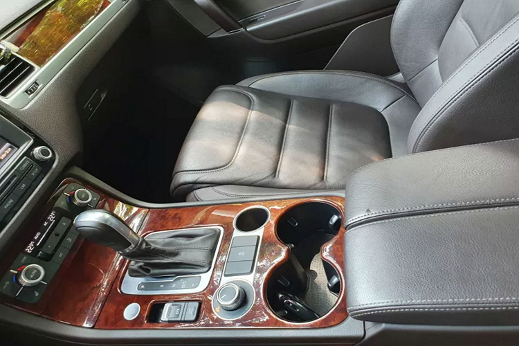 An toàn và hỗ trợ lái với loạt phanh ABS, EBD, BA, hệ thống cân bằng điện tử, hỗ trợ khởi hành ngang dốc và hỗ trợ đỗ đèo, chống trượt khi tăng tốc, kiểm soát lực kéo, kiểm soát cự ly đỗ xe, phanh tay điện tử, camera 360 độ và cảm biến trước sau hỗ trợ đỗ xe.