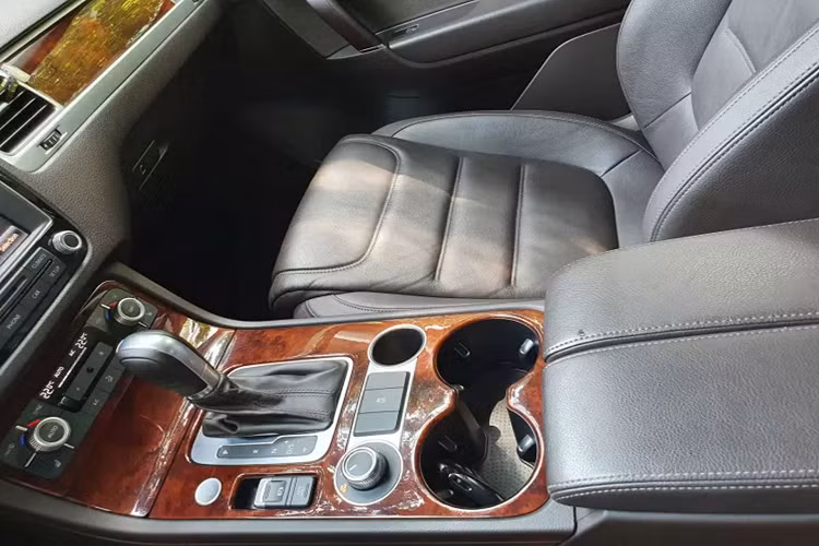 An toàn và hỗ trợ lái với loạt phanh ABS, EBD, BA, hệ thống cân bằng điện tử, hỗ trợ khởi hành ngang dốc và hỗ trợ đỗ đèo, chống trượt khi tăng tốc, kiểm soát lực kéo, kiểm soát cự ly đỗ xe, phanh tay điện tử, camera 360 độ và cảm biến trước sau hỗ trợ đỗ xe.