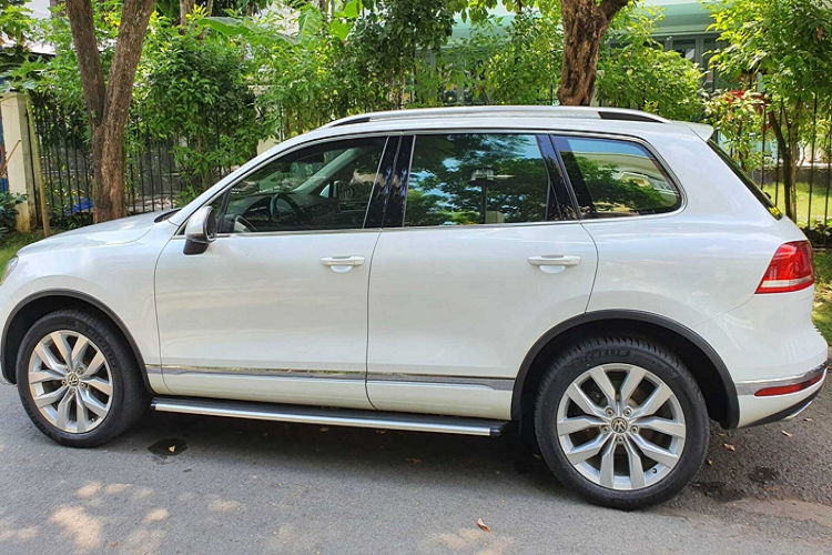 Là mẫu SUV 5 chỗ cỡ trung, Volkwagen Touareg có kích thước tổng thể dài x rộng x cao tương ứng 4.801 x 1.940 x 1.709mm, chiều dài cơ sở 2.893mm, khoảng sáng gầm cao 201 mm. Làm so sánh, kích thước của Volkwagen Touareg dài hơn so với một chiếc Mercedes-Benz GLC sở hữu chiều dài 4.670mm và hiều dài cơ sở 2.873mm.
