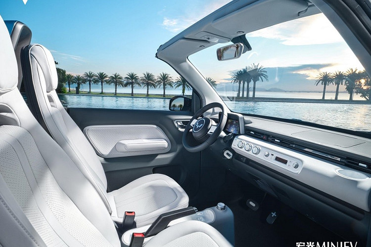 Nguồn cung cấp sức mạnh của Wuling Hongguang Mini EV Cabrio 2023 là mô-tơ điện mạnh 30 kW (khoảng 41 mã lực) và mô-men xoắn cực đại 110 Nm. Nhờ đó, xe có thể đạt vận tốc tối đa 100 km/h. Mô-tơ điện này kết hợp với cụm pin 26,5 kWh, cho phép xe chạy được 280 km sau khi sạc đầy pin. So với phiên bản 4 chỗ dùng cùng loại pin, Wuling Hongguang Mini EV Cabrio 2023 có phạm vi di chuyển dài hơn 20 km.