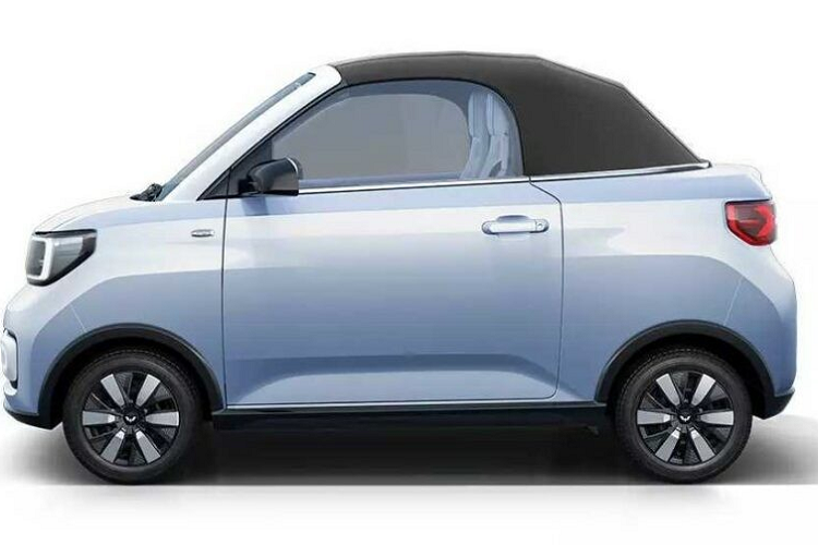 Đằng sau, Wuling Hongguang Mini EV Cabrio 2023 không có gì khác biệt so với phiên bản 4 chỗ. Ngay cả kích thước của Wuling Hongguang Mini EV Cabrio 2023 cũng không chênh lệch so với phiên bản 4 chỗ, bao gồm chiều dài 3.059 mm, chiều rộng 1.521 mm, chiều cao 1.614 mm và chiều dài cơ sở 2.010 mm.