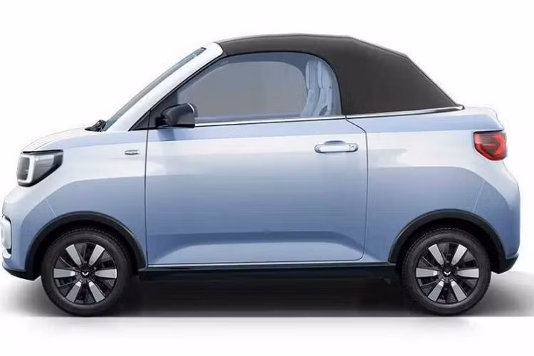 Đằng sau, Wuling Hongguang Mini EV Cabrio 2023 không có gì khác biệt so với phiên bản 4 chỗ. Ngay cả kích thước của Wuling Hongguang Mini EV Cabrio 2023 cũng không chênh lệch so với phiên bản 4 chỗ, bao gồm chiều dài 3.059 mm, chiều rộng 1.521 mm, chiều cao 1.614 mm và chiều dài cơ sở 2.010 mm.