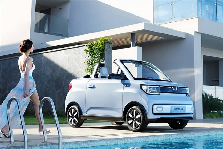 Theo đánh giá của nhiều người, thương hiệu Wuling đã khá táo bạo khi tung mẫu xe độc đáo này ra thị trường. Nhắm đến những khách hàng trẻ tuổi sống ở nơi nhiều nắng, gió, Wuling Hongguang Mini EV Cabrio 2023 mui trần sở hữu một số chi tiết thiết kế khác biệt như đèn pha và đèn sương mù LED. Ở giữa 2 đèn pha là logo có thể phát sáng của thương hiệu Wuling và 2 dải đèn LED nằm sát nắp ca-pô.