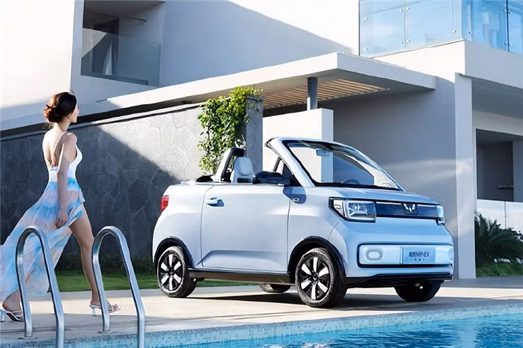 Theo đánh giá của nhiều người, thương hiệu Wuling đã khá táo bạo khi tung mẫu xe độc đáo này ra thị trường. Nhắm đến những khách hàng trẻ tuổi sống ở nơi nhiều nắng, gió, Wuling Hongguang Mini EV Cabrio 2023 mui trần sở hữu một số chi tiết thiết kế khác biệt như đèn pha và đèn sương mù LED. Ở giữa 2 đèn pha là logo có thể phát sáng của thương hiệu Wuling và 2 dải đèn LED nằm sát nắp ca-pô.