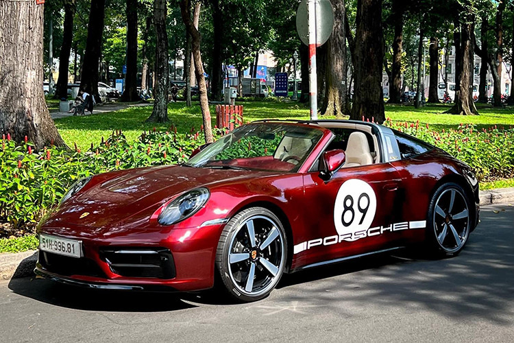 Vào tháng 6/2021, chiếc xe thể thao mui trần phiên bản giới hạn trên toàn cầu là Porsche 911 Targa 4S Heritage Design đặc biệt đã xuất hiện tại Việt Nam thông qua diện phân phối chính hãng đã thu hút không ít sự quan tâm của người chơi xe trong nước.