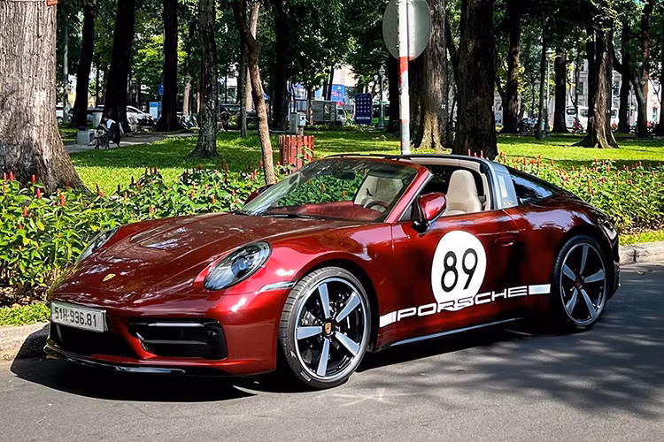Vào tháng 6/2021, chiếc xe thể thao mui trần phiên bản giới hạn trên toàn cầu là Porsche 911 Targa 4S Heritage Design đặc biệt đã xuất hiện tại Việt Nam thông qua diện phân phối chính hãng đã thu hút không ít sự quan tâm của người chơi xe trong nước.