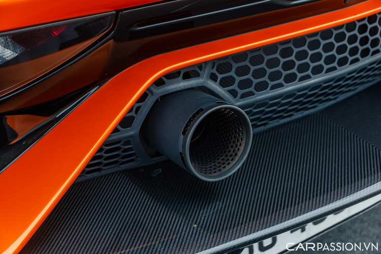 Xe sử dụng bộ mâm đa chấu “Niero” sơn đen bóng với khóa trung tâm có đường kính 20 inch ở bánh trước và 21 inch ở bánh sau. Ẩn bên trong là cùm phanh Lamborghini sơn màu cam đồng màu ngoại thất, kết hợp với đĩa phanh carbon ceramic.