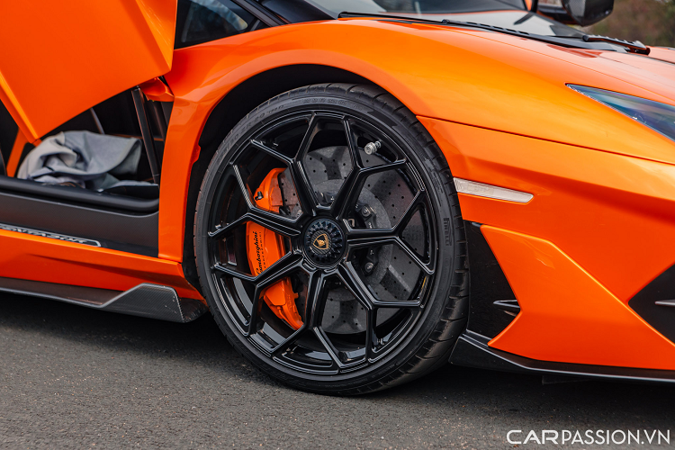 Ở phía sau xe, hệ thống khí động học ALA hoạt động chủ yếu ở phần cánh gió lớn làm từ vật liệu sợi carbon siêu nhẹ.