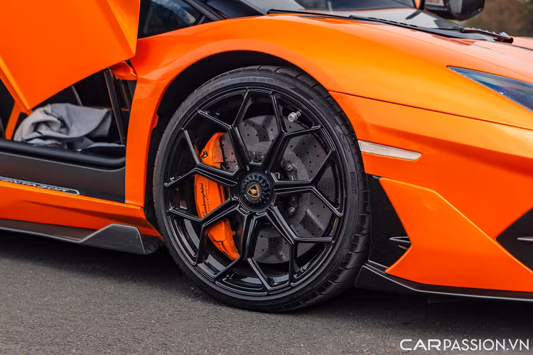 Ở phía sau xe, hệ thống khí động học ALA hoạt động chủ yếu ở phần cánh gió lớn làm từ vật liệu sợi carbon siêu nhẹ.