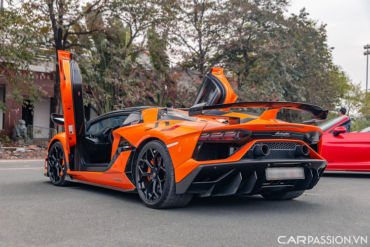 Phiên bản Lamborghini Aventador SVJ Roadster mui trần này có một số sự khác biệt so với phiên bản Coupe như phần mui có thể tháo rời với hai tấm tách biệt cũng như phần nắp động cơ được thiết kế lại theo dạng tầng góc cạnh hơn, thể thao hơn so với phiên bản Coupe.