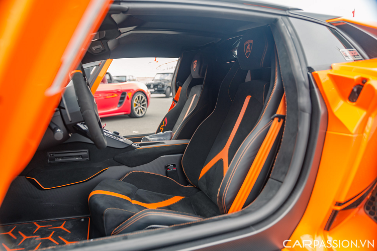 Khoang nội thất của xe cũng được phối với hai tông màu đối lập khi hầu hết các chi tiết đều được bọc da Alcantara màu đen, các chi tiết như viền ghế, chỉ thêu, dây da đóng cửa đều được trang bị màu cam tạo điểm nhấn. Trên SVJ, các phần bụng cửa đều được ốp chất liệu carbon bóng.