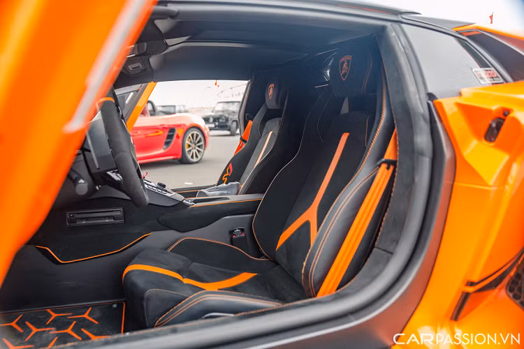 Khoang nội thất của xe cũng được phối với hai tông màu đối lập khi hầu hết các chi tiết đều được bọc da Alcantara màu đen, các chi tiết như viền ghế, chỉ thêu, dây da đóng cửa đều được trang bị màu cam tạo điểm nhấn. Trên SVJ, các phần bụng cửa đều được ốp chất liệu carbon bóng.