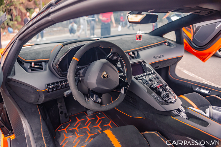 Phần đuôi xe được trang bị cánh gió cỡ lớn cố định cùng một cánh gió đứng ở giữa giúp định hướng luồng gió lưu thông khi xe vận hành. Hệ thống ống xả nguyên bản của xe đã được thay thế bằng loại tới từ hãng độ Gintani giúp “hơi thở” thoát ra từ khối động cơ V 12 mạnh mẽ và khỏe khoắn hơn.