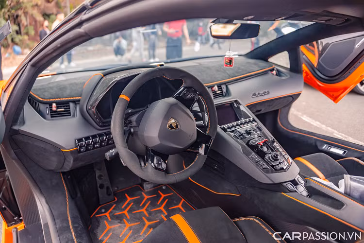 Phần đuôi xe được trang bị cánh gió cỡ lớn cố định cùng một cánh gió đứng ở giữa giúp định hướng luồng gió lưu thông khi xe vận hành. Hệ thống ống xả nguyên bản của xe đã được thay thế bằng loại tới từ hãng độ Gintani giúp “hơi thở” thoát ra từ khối động cơ V 12 mạnh mẽ và khỏe khoắn hơn.