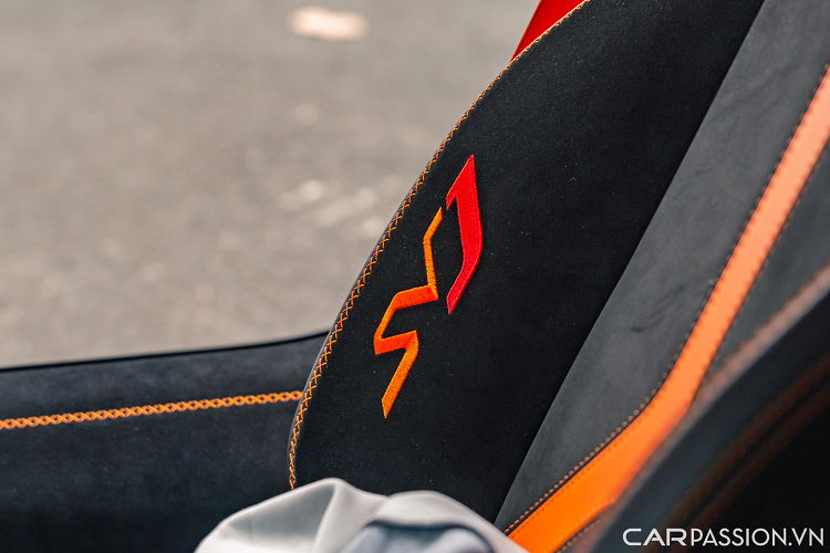 Vô-lăng của xe có thiết kế ba chấu thể thao, tích hợp lẫy chuyển số to bản và các nút chức năng hỗ trợ người lái. Khu vực trung tâm bao gồm một màn hình giải trí cỡ nhỏ, các nút bấm được lấy cảm hứng từ chi tiết trên chiến đấu cơ, nút chọn chế độ lái,… Aventador SVJ được trang bị 4 chế độ lái khác nhau là Strada, Sport, Corsa và Ego.