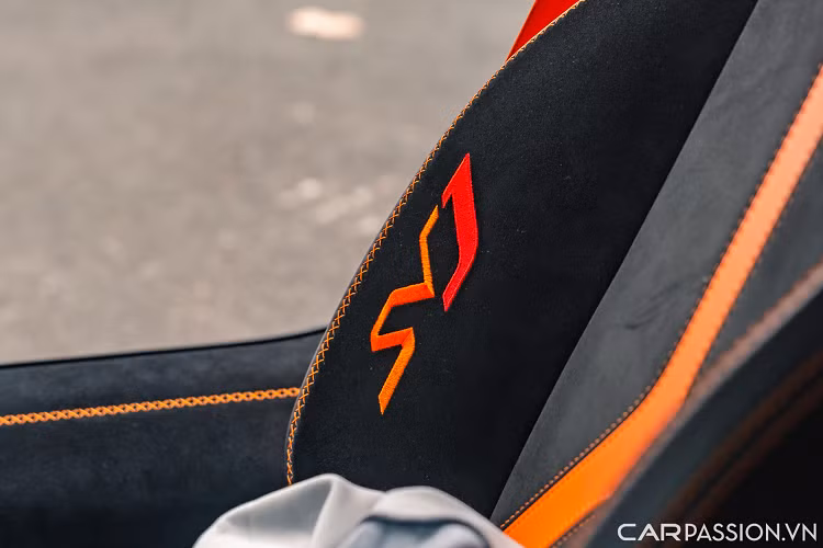 Vô-lăng của xe có thiết kế ba chấu thể thao, tích hợp lẫy chuyển số to bản và các nút chức năng hỗ trợ người lái. Khu vực trung tâm bao gồm một màn hình giải trí cỡ nhỏ, các nút bấm được lấy cảm hứng từ chi tiết trên chiến đấu cơ, nút chọn chế độ lái,… Aventador SVJ được trang bị 4 chế độ lái khác nhau là Strada, Sport, Corsa và Ego.