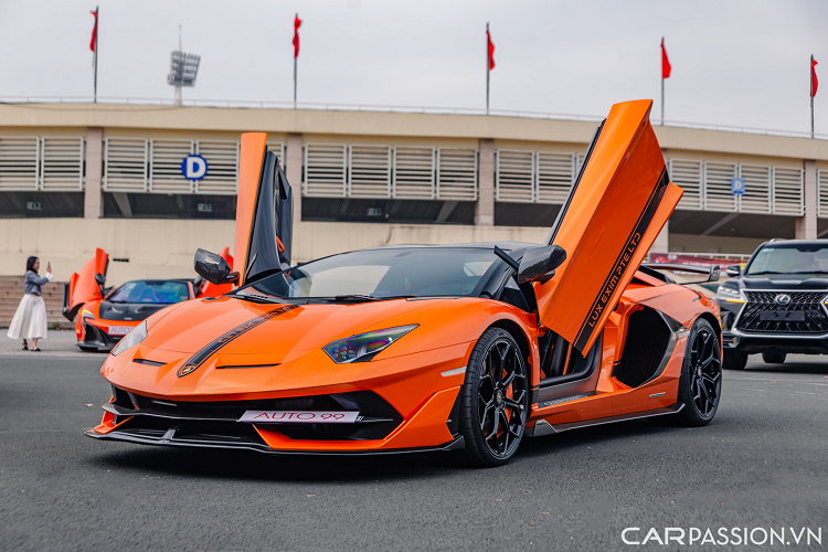 Mới đây, chiếc Lamborghini Aventador SVJ Roadster thứ hai tại Việt Nam đã bất ngờ tái xuất tại Hà Nội sau thời gian dài lăn bánh trên đường phố Sài Gòn. Xe sở hữu lớp hơn ngoại thất màu cam Arancio Atlas. Hiện tại nước ta đã xuất hiện 5 chiếc Aventador SVJ , trong số đó 3 chiếc thuộc bản Coupe và 2 chiếc còn lại thuộc biến thể Roadster.