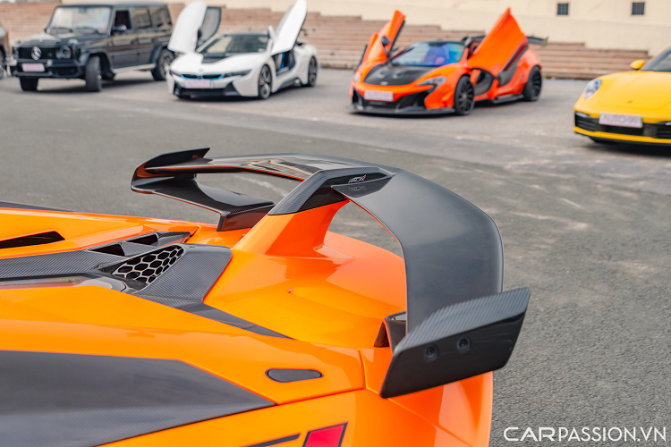 “Siêu bò” Aventador SVJ Roadster sử dụng khối động cơ V12 hút khí tự nhiên có dung tích 6.5 lít, sản sinh công suất tối đa 770 mã lực tại vòng tua máy 8.500 vòng/phút và mô-men xoắn cực đại đạt mức 720 Nm tại vòng tua máy 6.750 vòng/phút.