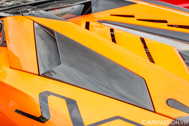 Logo 'SVJ' đặt trên phần thân xe, đây là một trang bị mà chỉ có 3 chiếc SVJ trong nước sở hữu. Cản sau được trang bị bộ khuếch tán lớn khác biệt, ống xả được đổi sang dạng ống xả kép và hai đầu ống xả được đặt cao hơn so với các thế hệ trước đó của Aventador.