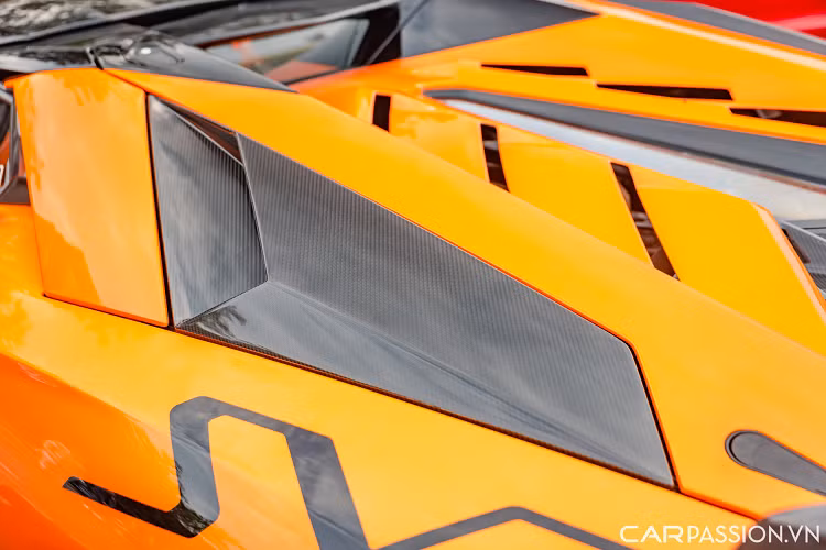 Logo 'SVJ' đặt trên phần thân xe, đây là một trang bị mà chỉ có 3 chiếc SVJ trong nước sở hữu. Cản sau được trang bị bộ khuếch tán lớn khác biệt, ống xả được đổi sang dạng ống xả kép và hai đầu ống xả được đặt cao hơn so với các thế hệ trước đó của Aventador.