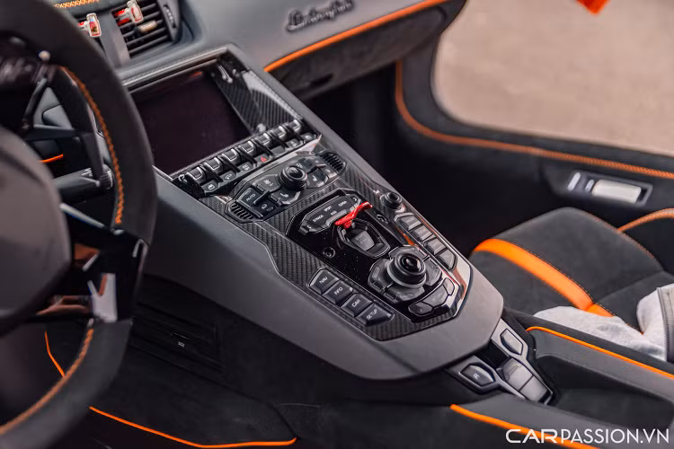 Chiếc Aventador SVJ Roadster này trang bị rất nhiều các chi tiết bằng sợi carbon ở phần ngoại thất như: ốp khe thoát khí nắp ca-pô, cánh chia gió, cánh gió hông, gương chiếu hậu, các khe hút gió bên hông, ốp nắp động cơ, cánh gió và bộ khuếch tán.