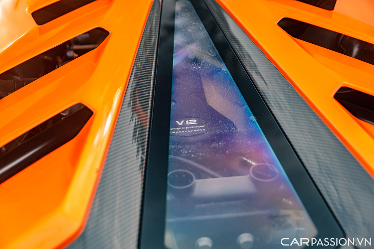 Bảng điều khiển trung tâm tích hợp nhiều nút bấm, phía trên có màn hình giải trí nhỏ, hỗ trợ kết nối Bluetooth, Apple Carplay, đài AM/FM và cổng USB. Hệ thống âm thanh Lamborghini Sensonum với 2 loa siêu trầm và 2 loa tần số cao, công suất 540 W.