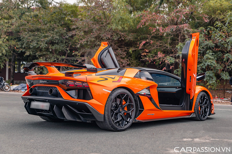 Xe được trang bị hộp số 7 cấp ISR, lốp Pirelli P Zero Corsa đặt riêng và hệ dẫn động tương tự Aventador S. Lamborghini Aventador SVJ tăng tốc từ 0-100 km/h trong 2,8 giây, 0-200 km/h trong 8,6 giây và có tốc độ tối đa hơn 350 km/h.