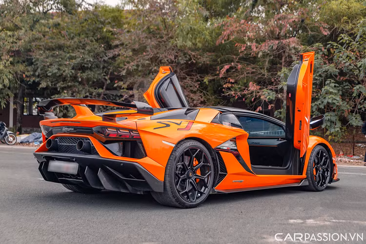 Xe được trang bị hộp số 7 cấp ISR, lốp Pirelli P Zero Corsa đặt riêng và hệ dẫn động tương tự Aventador S. Lamborghini Aventador SVJ tăng tốc từ 0-100 km/h trong 2,8 giây, 0-200 km/h trong 8,6 giây và có tốc độ tối đa hơn 350 km/h.