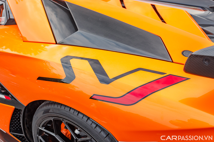Thân xe mang nhiều nét tương đồng với các thế hệ Aventador trước đó, tuy nhiên Lamborghini đã bổ sung thêm cánh gió hông ở hai bên đuôi xe và khe hút gió cũng được mở rộng hơn đáng kể. Logo 'Aventador SVJ' bằng kim loại đặt phía trước vòm bánh sau.