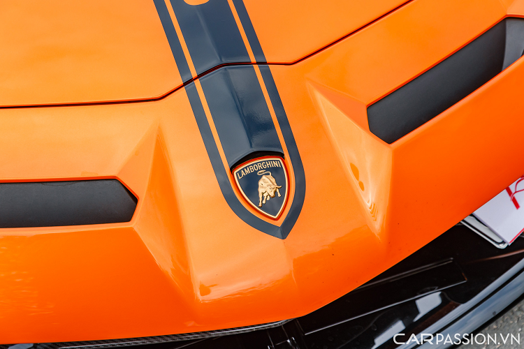 Lamborghini Aventador SVJ là phiên bản được thiết kế cho đường đua của chiếc Aventador S và là bản nâng cấp mạnh mẽ hơn của Aventador SV. 'SVJ' là chữ viết tắt của Super Veloce Jota, thương hiệu siêu xe nước Ý chỉ sản xuất vỏn vẹn 900 chiếc Aventador SVJ và 800 chiếc Aventador SVJ Roadster.