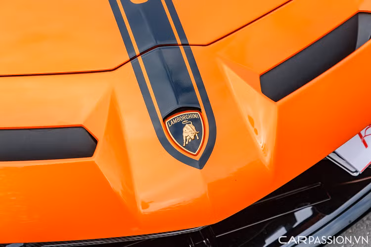 Lamborghini Aventador SVJ là phiên bản được thiết kế cho đường đua của chiếc Aventador S và là bản nâng cấp mạnh mẽ hơn của Aventador SV. 'SVJ' là chữ viết tắt của Super Veloce Jota, thương hiệu siêu xe nước Ý chỉ sản xuất vỏn vẹn 900 chiếc Aventador SVJ và 800 chiếc Aventador SVJ Roadster.