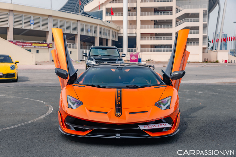 Với ngoại thất, phần đầu xe hầm hố với cản trước có hai khe thoát khí đóng vai trò quan trọng giúp dẫn luồng không khí xuống mui xe để tạo lực ép. Cụm đèn chiếu sáng đặc trưng trên dòng xe Aventador vẫn được giữ nguyên, bên trong chóa đèn là đèn LED định vị hình chữ 'Y' đẹp mắt.