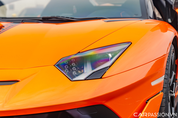 Phần đầu xe có sự xuất hiện của một cánh chia gió bằng sợi carbon. Phía dưới là 2 lớp cản tạo nên hai tầng hút khí.