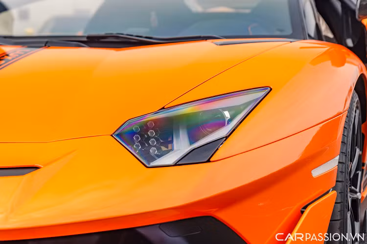 Phần đầu xe có sự xuất hiện của một cánh chia gió bằng sợi carbon. Phía dưới là 2 lớp cản tạo nên hai tầng hút khí.