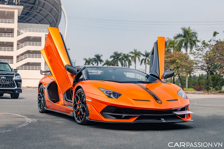 Chiếc Lamborghini Aventador SVJ Roadster tại Hà Nội này là mẫu siêu xe được sản xuất giới hạn với chỉ 900 chiếc trên toàn thế giới, đồng thời đây còn là phiên bản nâng cấp của dòng xe Aventador với những cải tiến ưu việt về cả mặt thiết kế lẫn vận hành.