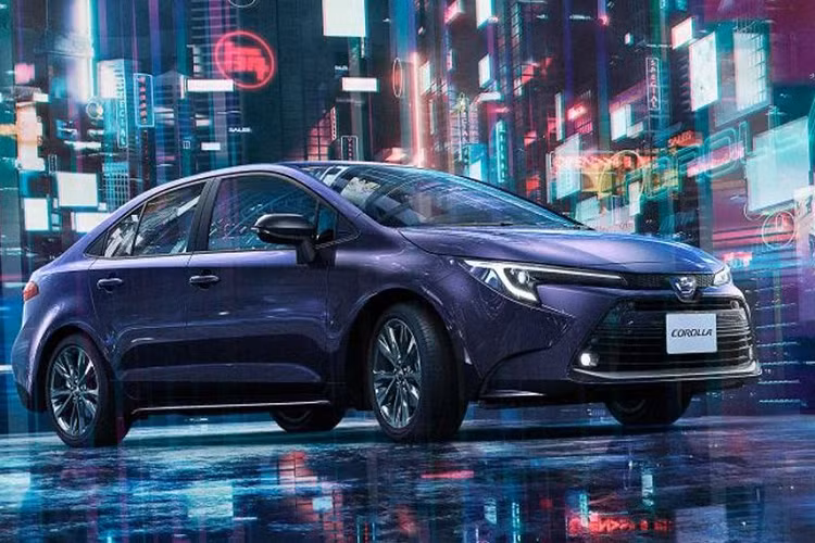 Trong đó, 2 bản động cơ xăng được nâng cấp để cải thiện khả năng tiết kiệm nhiên liệu. Nổi bật tại khu vực khoang cabin của Toyota Corolla 2023 là màn hình giải trí 8 inch hoặc 10.5 inch tùy chọn hỗ trợ kết nối Apple CarPlay không dây.