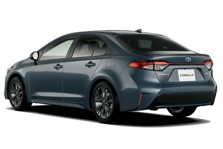 Ngoài ra, hệ thống trang bị an toàn trên Toyota Corolla đã được bổ sung tính năng cảnh báo tiền va chạm, giúp xe phát hiện các tình huống nguy hiểm khi đi qua giao lộ hoặc gặp người hoặc phương tiện đi cắt ngang.