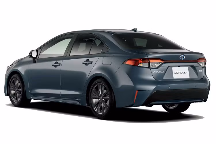 Ngoài ra, hệ thống trang bị an toàn trên Toyota Corolla đã được bổ sung tính năng cảnh báo tiền va chạm, giúp xe phát hiện các tình huống nguy hiểm khi đi qua giao lộ hoặc gặp người hoặc phương tiện đi cắt ngang.