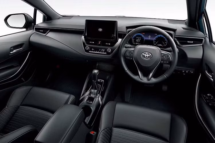 Toyota Corolla 2023 được trang bị 3 phiên bản động cơ, bao gồm 2 phiên bản động cơ xăng 1.5 lít và 2.0 lít; 1 phiên bản sử dụng hệ truyền động hybrid động cơ 1.8 lít. 