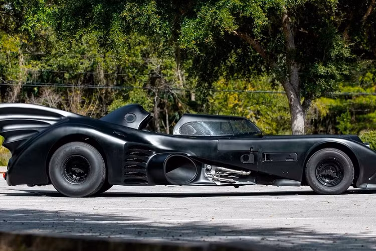 Kể từ lần đầu tiên xuất hiện đó, Batmobile của người dơi đã trải qua nhiều lần thay đổi, nhưng hầu như nó luôn có mô-típ con dơi, chẳng hạn như chi tiết vây trông giống cánh dơi trên xe. Chiếc xe đã có sự tiến hóa theo thời gian cùng với nhân vật, để phản ánh rõ hơn sự phát triển của Người Dơi trong suốt những năm qua, cũng như tất cả các công nghệ của ngành công nghiệp xe ô tô đã và sẽ được giới thiệu tới công chúng.