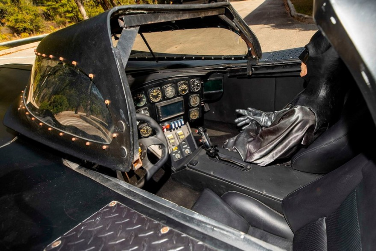 Chiếc xe cụ thể chúng ta thấy ở đâu thuộc về vế sau, vì nó là bản sao tuyệt đẹp trên sẽ được bán đấu giá cho người trả giá cao nhất vào tháng 5 tới trên trang Mecum.