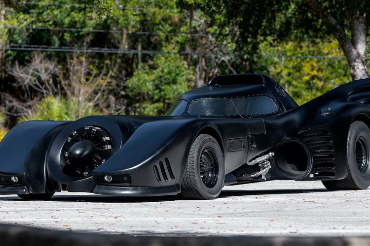 Khi siêu xe Batmobile xuất hiện lần đầu tiên trong cuốn truyện tranh Detective Comics #27 vào tháng 5 năm 1939, nó trông không có mấy điểm khác biệt so với bất kỳ chiếc xe nào khác trên đường. Trên hết, nó có màu đỏ thay vì màu đen như những phiên bản sau này, cho thấy sự khác biệt của Người Dơi thời kỳ đầu trước khi trở thành một siêu anh hùng nổi tiếng khắp thế giới.
