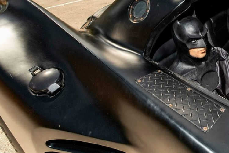 So sánh với các bản sao tương tự khác, chiếc này thực sự rất đáng khen ngợi, mặc dù không hoàn hảo – phần cửa mái vòm hơi bị cao quá. Một điểm nhấn khác là một mô hình Batman cỡ người thật (phiên bản Michael Keaton) ngồi ở ghế hành khách.