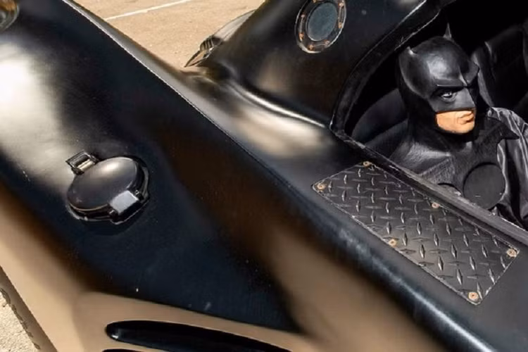 So sánh với các bản sao tương tự khác, chiếc này thực sự rất đáng khen ngợi, mặc dù không hoàn hảo – phần cửa mái vòm hơi bị cao quá. Một điểm nhấn khác là một mô hình Batman cỡ người thật (phiên bản Michael Keaton) ngồi ở ghế hành khách.